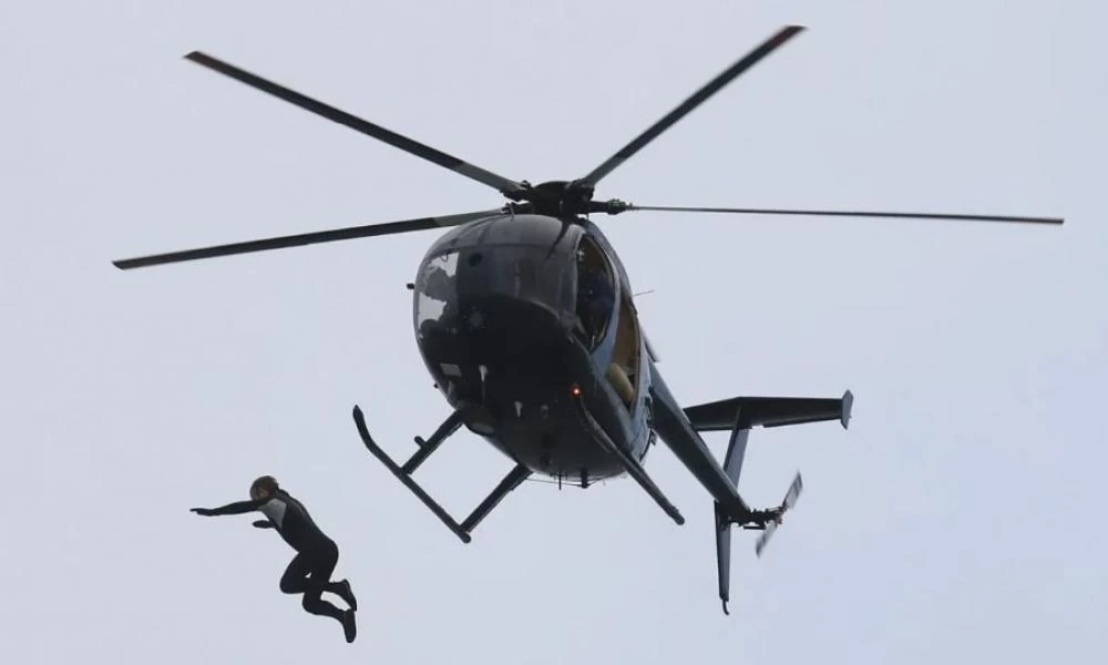 Παράτολμο εγχείρημα για να σπάσει το ρεκόρ -Έπεσε από ελικόπτερο σε ύψος 40 μέτρων χωρίς αλεξίπτωτο (βίντεο)